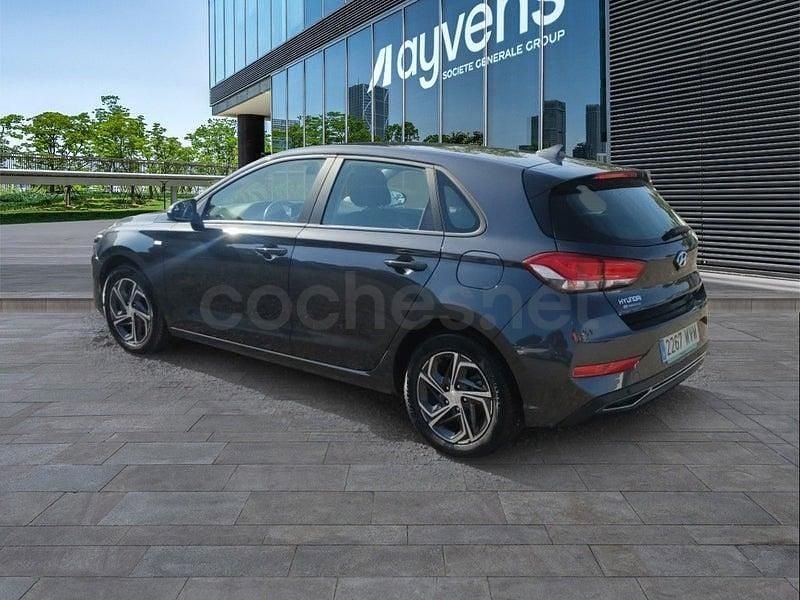 Usado Hyundai i30 100 CV (73 kW) 2024 Gris / plata Berlina