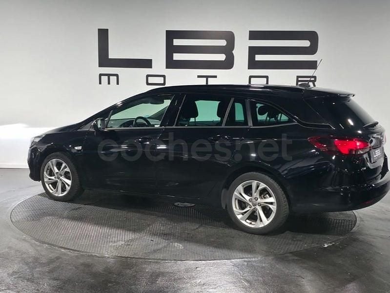 Usado Opel Astra Business Elegance 145 CV (106 kW) 2021 Negro Familiar