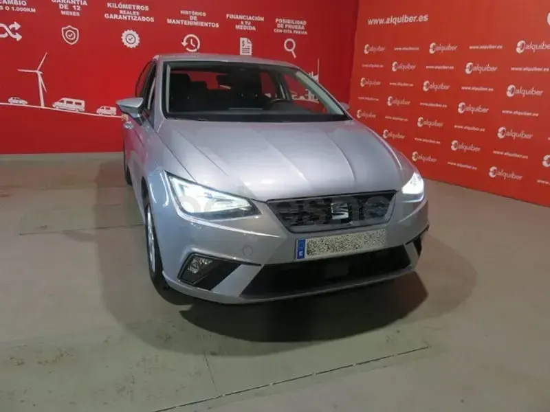 Usado Seat Ibiza Style Plus 110 CV (80 kW) 2022 Gris / plata Utilitario