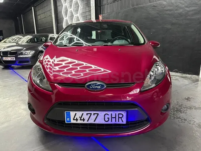 Usado Ford Fiesta Trend 70 CV (51 kW) 2010 Granate Berlina