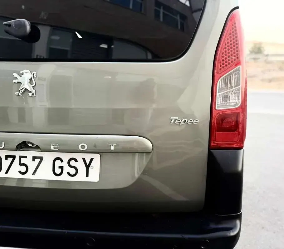 Usado Peugeot TePee 90 CV (66 kW) 2010 Beige Van
