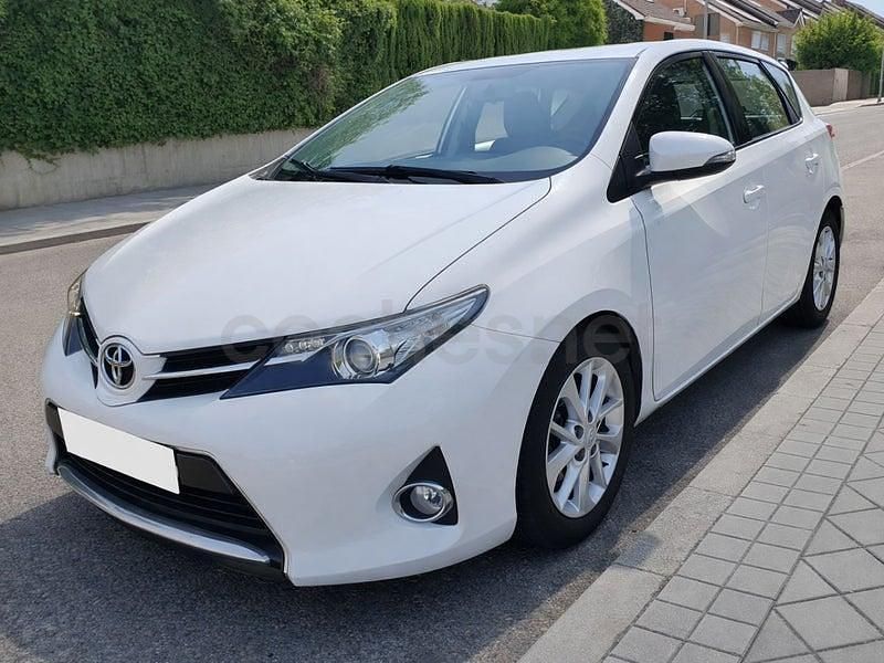 Usado Toyota Auris Business Edition 132 CV (97 kW) 2015 Blanco Berlina