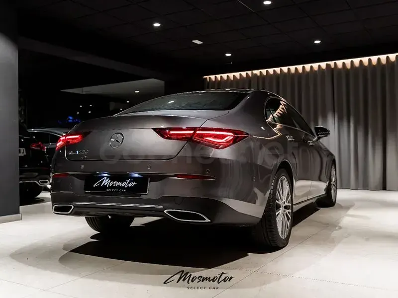 Usado Mercedes CLA180 136 CV (100 kW) 2022 Gris / plata Berlina