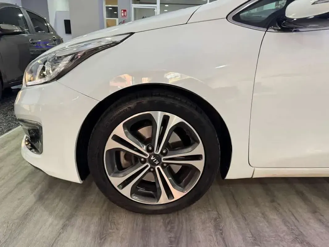 Usado Kia Ceed 120 HP (88 kW) 2018 Branco Citadino