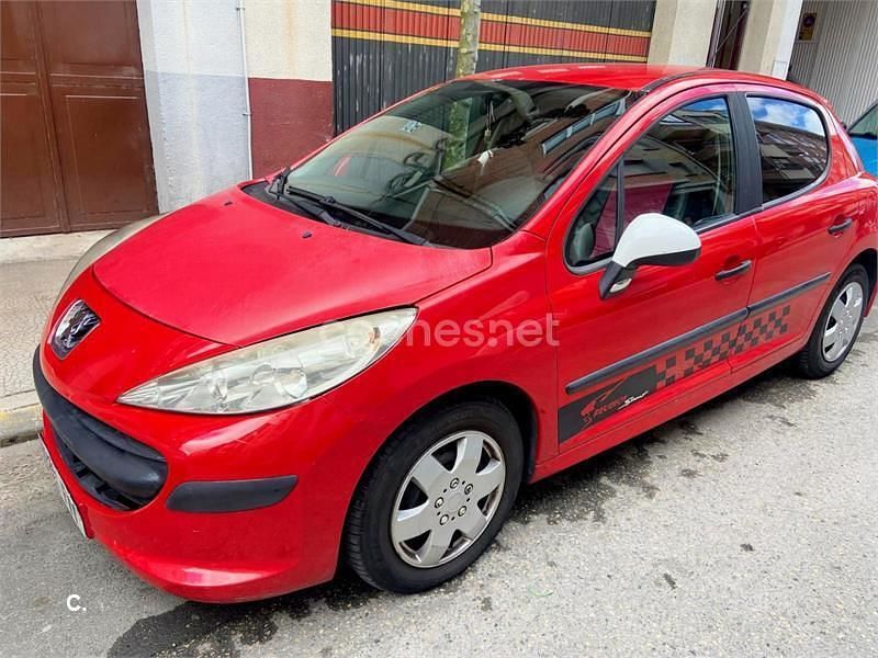Usado Peugeot 207 70 CV (51 kW) 2007 Rojo Berlina