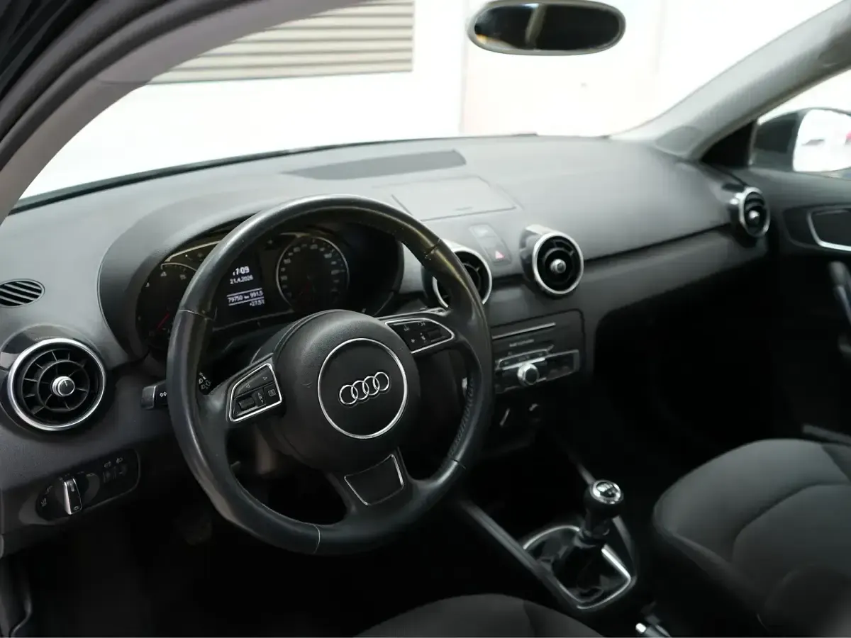 Usado Audi A1 Sportback Attraction 95 CV (69 kW) 2015 Blanco Utilitario