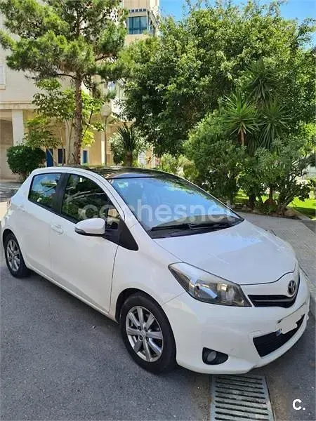 Usado Toyota Yaris Active 99 CV (72 kW) 2011 Blanco Utilitario