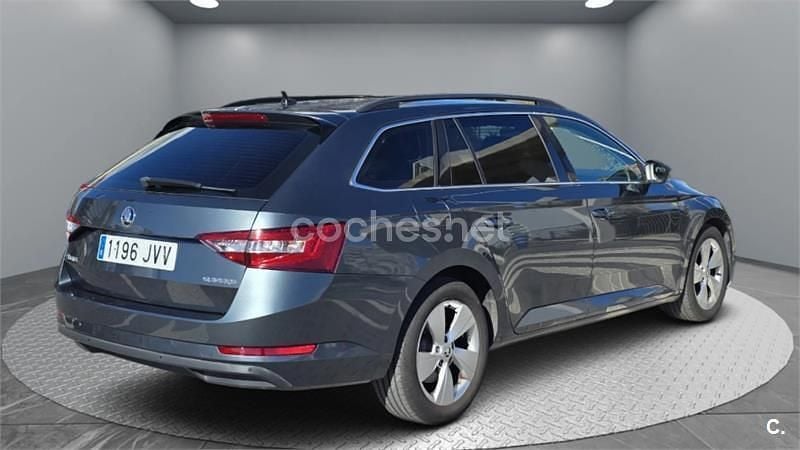 Usado Skoda Superb Active 150 CV (110 kW) 2016 Gris / plata Familiar