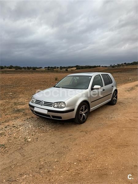Usado VW Golf IV Highline 130 CV (95 kW) 2002 Gris / plata Berlina