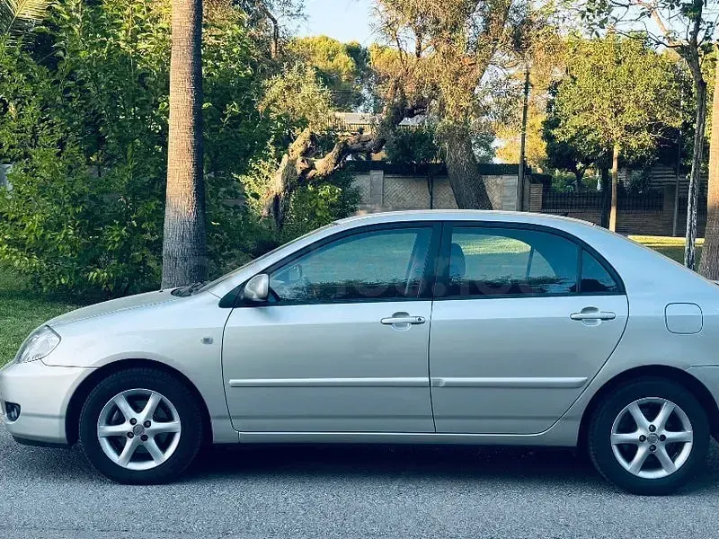 Usado Toyota Corolla Sol 116 CV (85 kW) 2005 Gris / plata Berlina