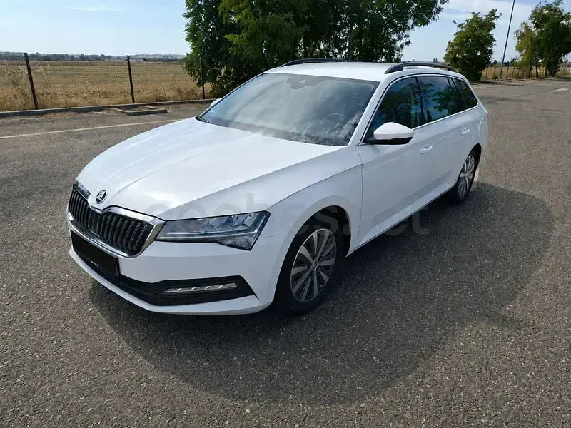 Usado Skoda Superb Ambition 200 CV (147 kW) 2022 Blanco Familiar