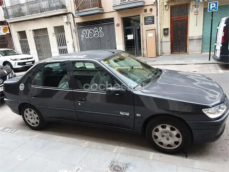 Usado Peugeot 306 90 CV (66 kW) 2000 Negro Familiar