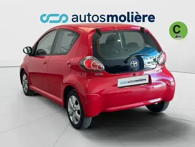 Usado Toyota Aygo City 68 CV (50 kW) 2014 Rojo Utilitario