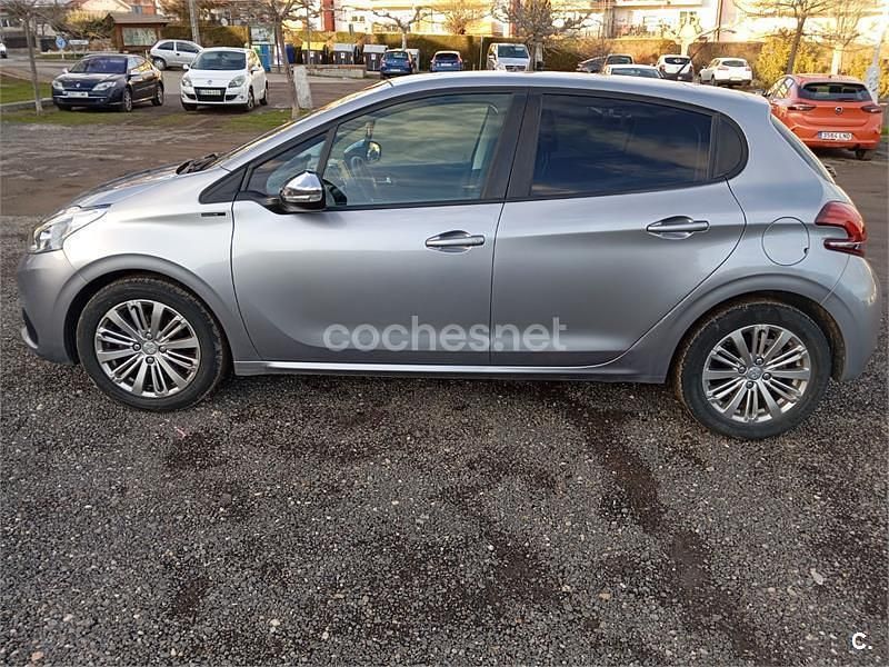 Usado Peugeot 208 Signature Sky 82 CV (60 kW) 2019 Gris / plata Utilitario