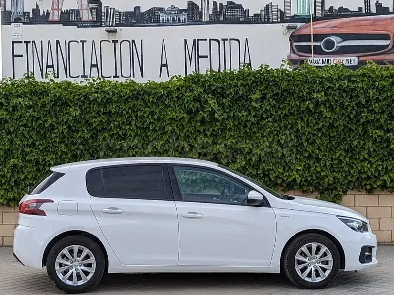 Usado Peugeot 308 Style 130 CV (95 kW) 2019 Blanco Berlina