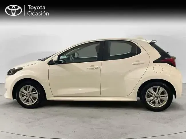 Usado Toyota Yaris Hybrid Active 116 CV (85 kW) 2022 Blanco Berlina
