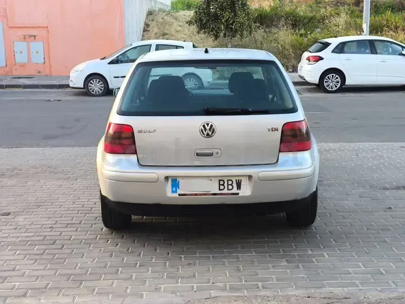 Usado VW Golf IV Highline 115 CV (84 kW) 2001 Gris / plata Berlina