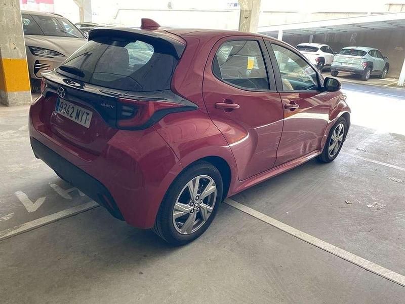 Usado Toyota Yaris Hybrid Active 116 CV (85 kW) 2025 Rojo Utilitario