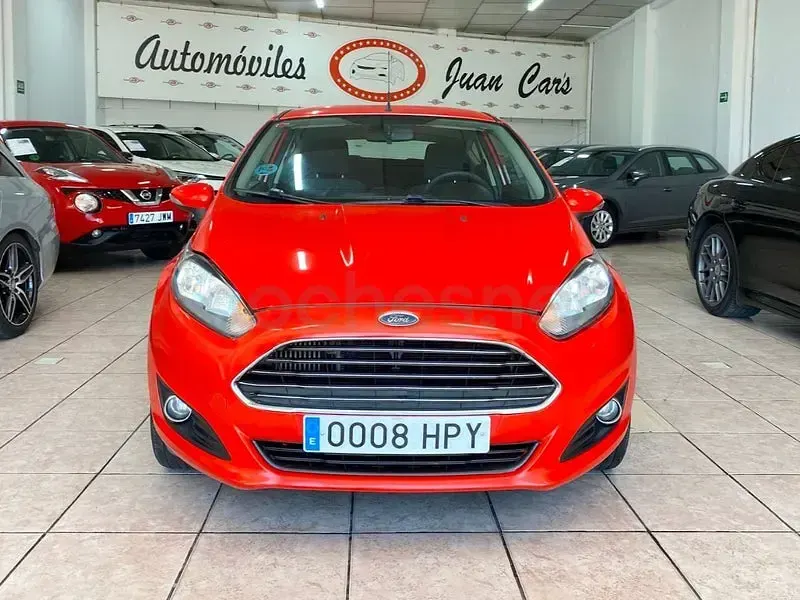 Usado Ford Fiesta Trend 100 CV (73 kW) 2013 Rojo Berlina