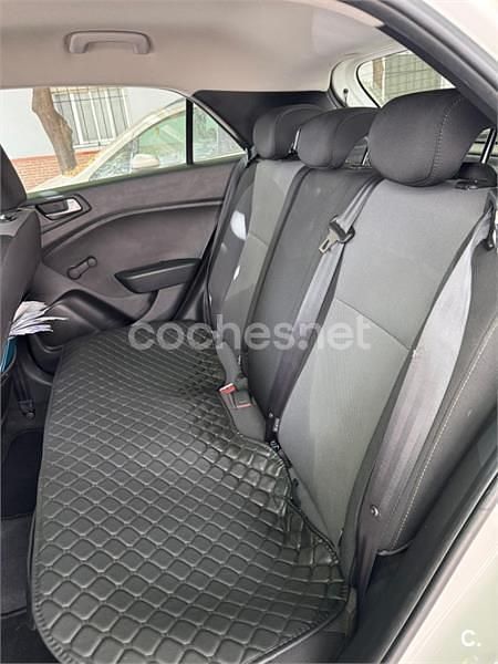 Usado Hyundai i20 75 CV (55 kW) 2018 Blanco Berlina