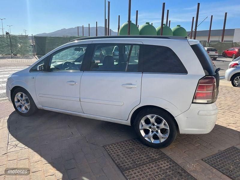 Usado Opel Zafira 120 CV (88 kW) 2006 Blanco Monovolumen