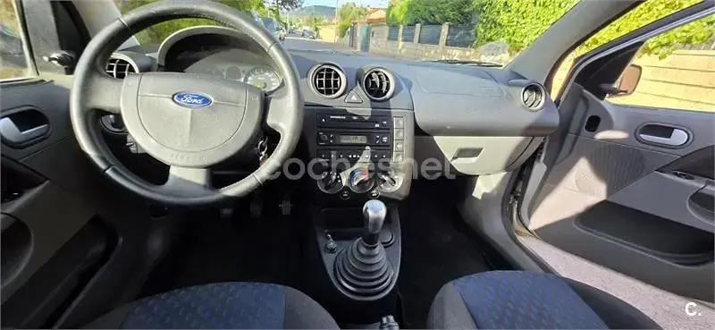 Usado Ford Fiesta Trend 80 CV (58 kW) 2002 Gris / plata Utilitario