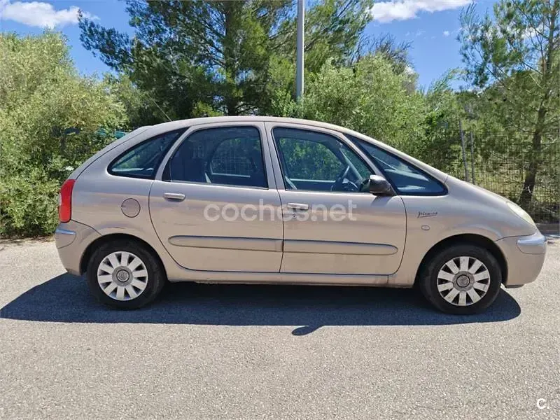 Usado Citroën Xsara Picasso Exclusive 95 CV (69 kW) 2004 Beige Monovolumen