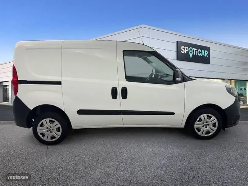 Usado Fiat Doblò 105 CV (77 kW) 2022 Blanco Monovolumen