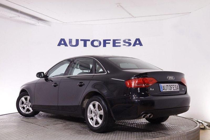 Usado Audi A4 143 CV (105 kW) 2012 Negro Berlina
