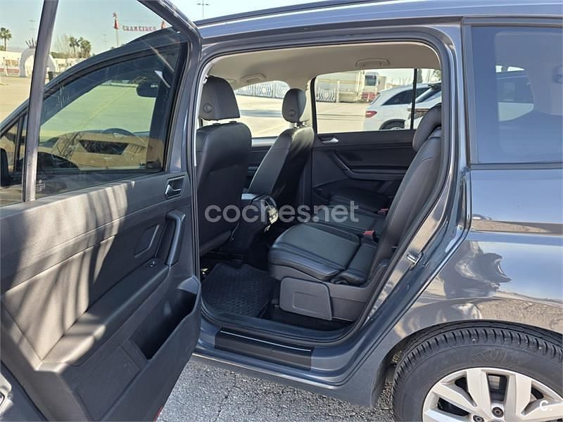Usado VW Touran Advance 115 CV (84 kW) 2019 Gris / plata Monovolumen