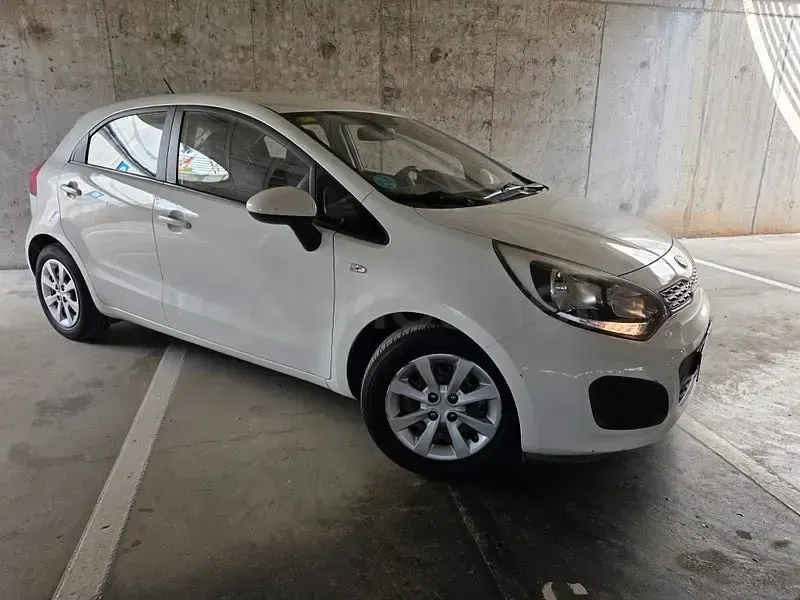 Usado Kia Rio 85 CV (62 kW) 2015 Blanco Berlina