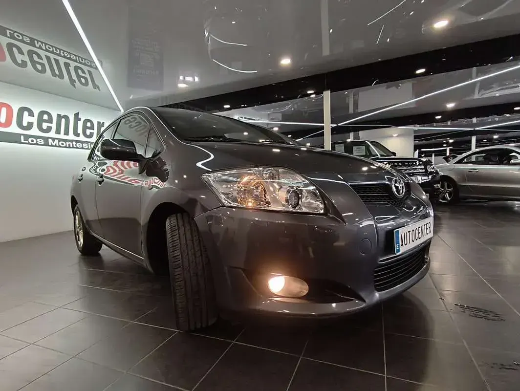 Usado Toyota Auris 90 CV (66 kW) 2009 Gris Utilitario