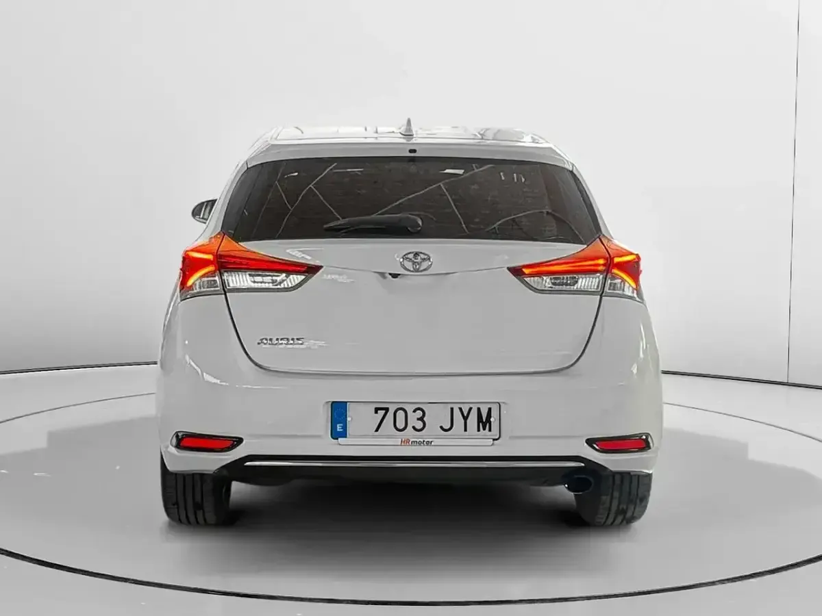 Begagnad Toyota Auris Business Edition 116 HK (85 kW) 2017 Vit Sedan