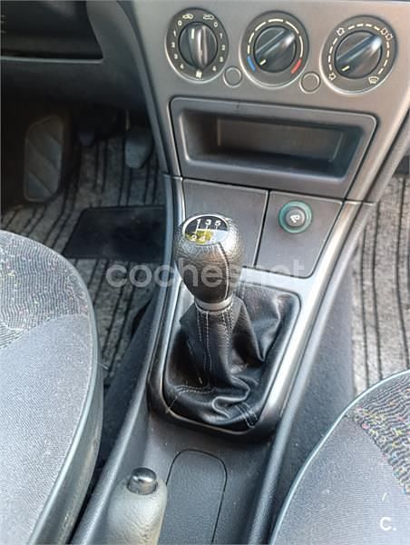 Usado Citroën Xsara Attraction 90 CV (66 kW) 2000 Gris / plata Berlina