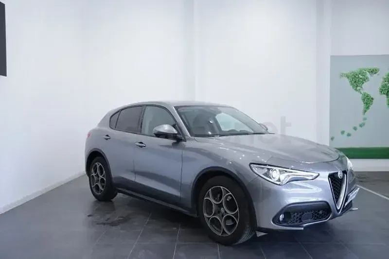 Usado Alfa Romeo Stelvio 150 CV (110 kW) 2018 Gris / plata SUV