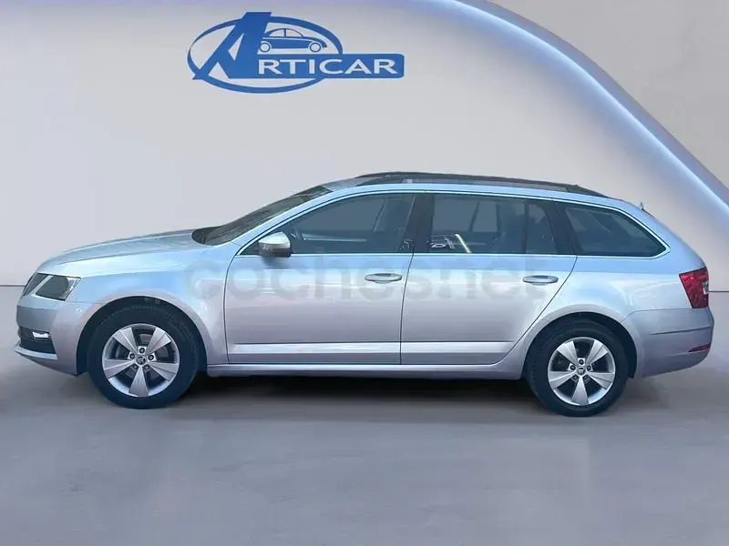 Usado Skoda Octavia Ambition 150 CV (110 kW) 2020 Gris / plata Familiar