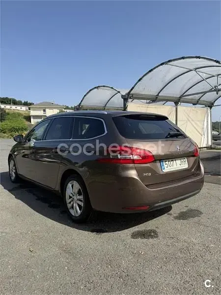 Usado Peugeot 308 SW Style 115 CV (84 kW) 2015 Marrón Familiar