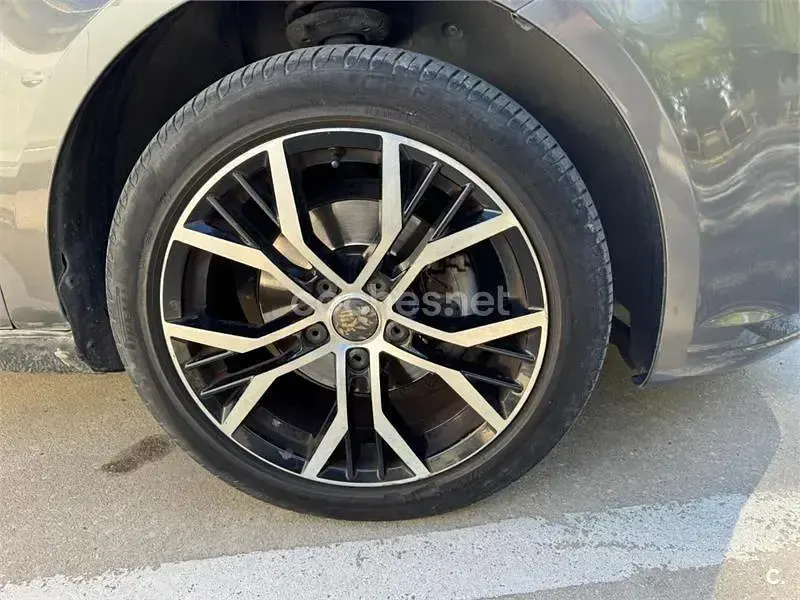 Usado VW Touran Advance 105 CV (77 kW) 2014 Gris / plata Monovolumen