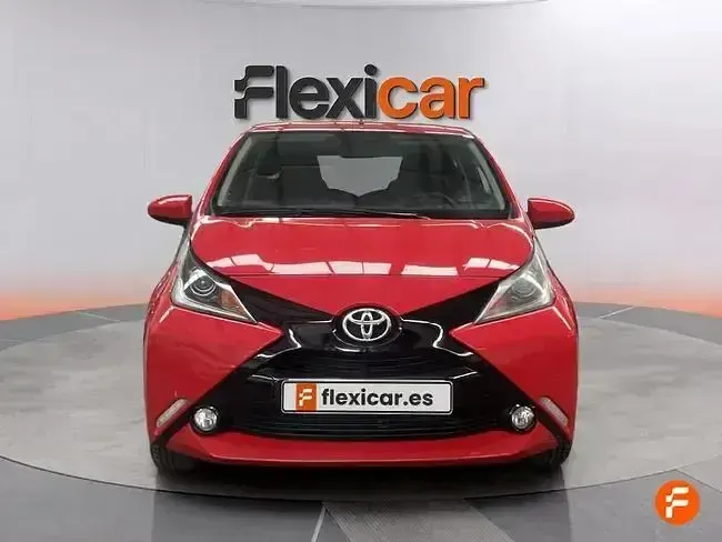 Usado Toyota Aygo X-play 69 CV (50 kW) 2017 Rojo Utilitario