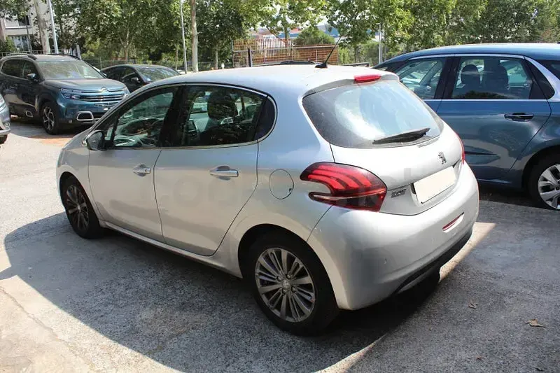 Usado Peugeot 208 Style 82 CV (60 kW) 2017 Gris / plata Utilitario
