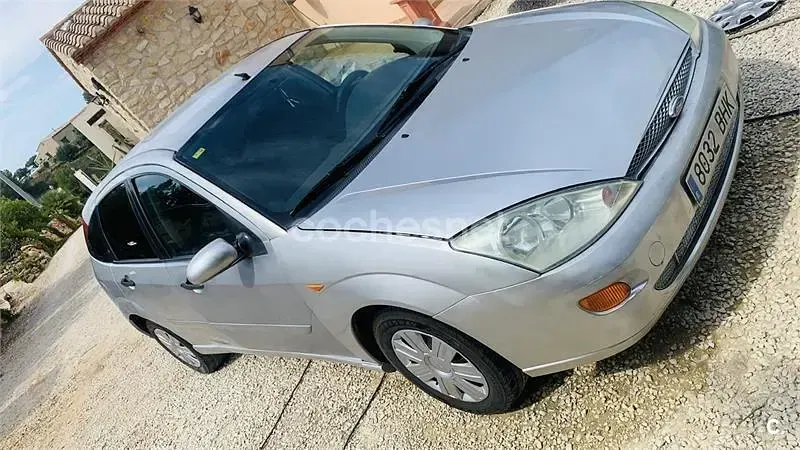Usado Ford Focus Trend 115 CV (84 kW) 2001 Gris / plata Berlina