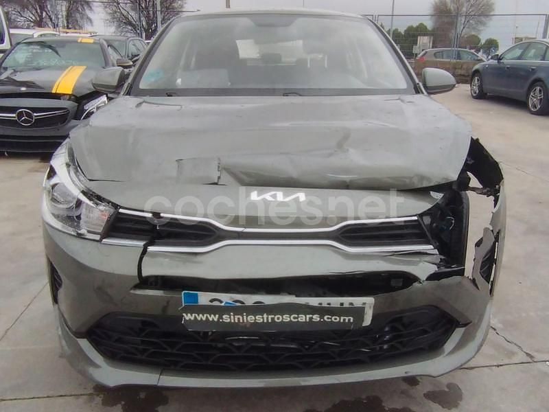 Usado Kia Rio 84 CV (61 kW) 2023 Gris / plata Berlina