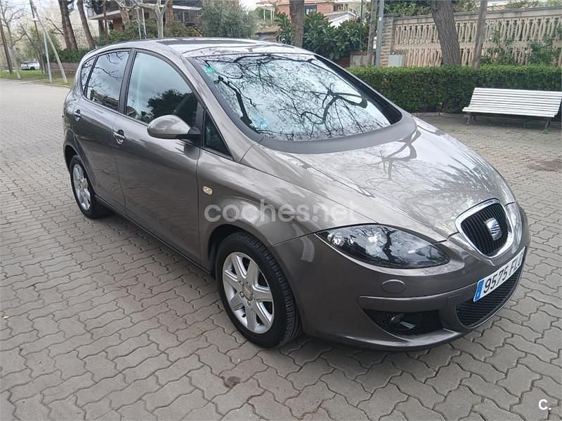 Usado Seat Altea Reference 102 CV (75 kW) 2007 Gris / plata Monovolumen