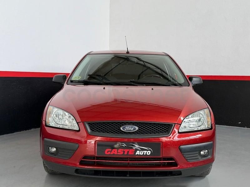 Begagnad Ford Focus Trend 115 HK (84 kW) 2006 Röd Sedan