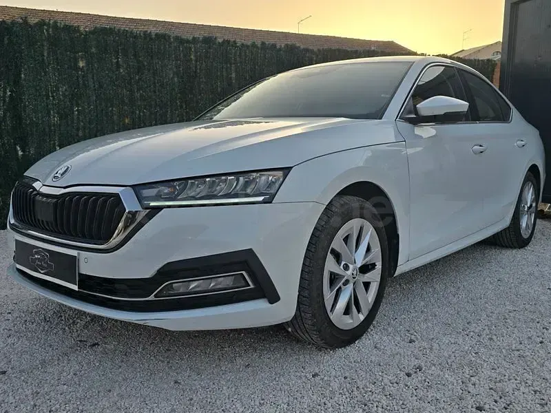 Usado Skoda Octavia Selection 115 CV (84 kW) 2023 Blanco Berlina