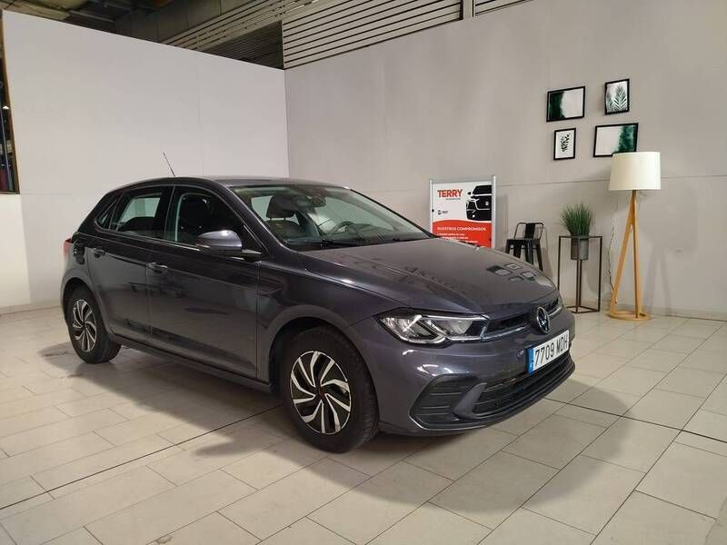 Gris Usado 2023 VW Polo Life Utilitario | 17.990 € (Precio justo) - Imagen 1/4