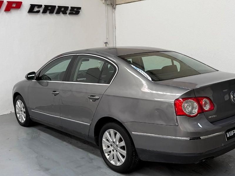 Usado VW Passat Highline 140 CV (102 kW) 2007 Gris / plata Berlina