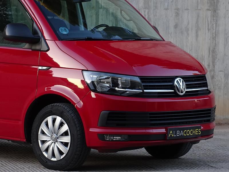 Usado VW Multivan Trendline 102 CV (75 kW) 2017 Rojo Van