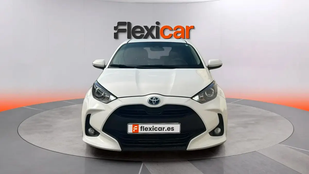 Usado Toyota Yaris Hybrid Business Edition 116 CV (85 kW) 2022 Blanco Berlina