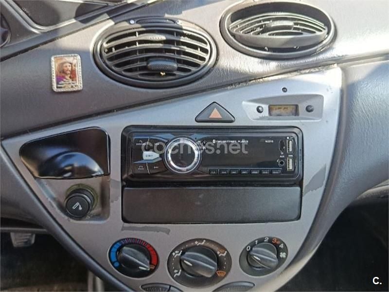 Usado Ford Focus Trend 100 CV (73 kW) 2002 Blanco Berlina